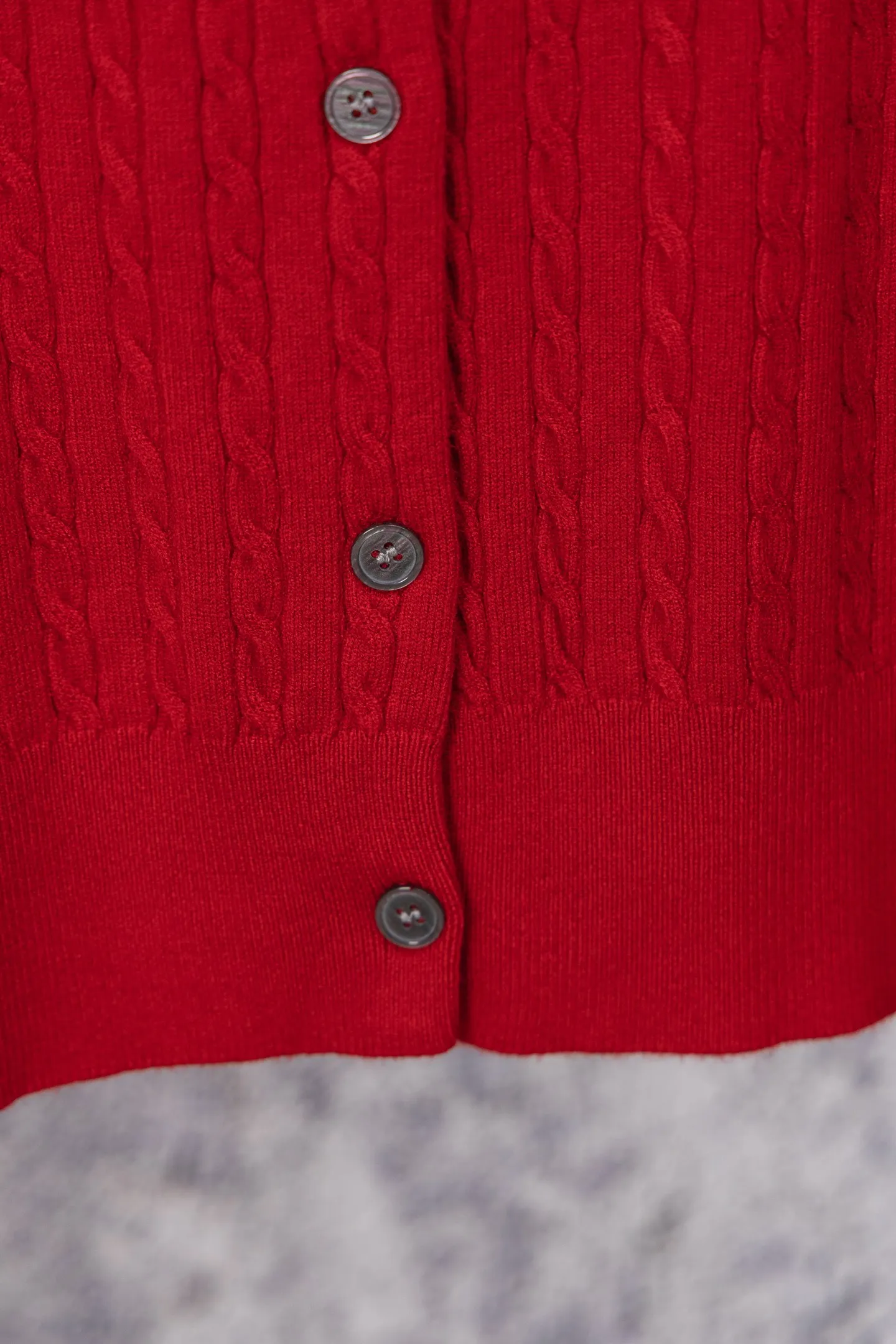 P170 Ralph Lauren Classic Round Neck Solid Color Pony Embroidered Logo Knitted Cardigan Long Sleeve Ralph Lauren Classic Basic Versatile Twist Knitted Cardigan Long Sleeve Main supply platform live broadcast Wholesale entity Replenish when out of stock Not removed from the shelves Quality 1:1 patterning Complete three standards Correct version of pony logo Imported quality cotton yarn Focus on high-end Cost-effective Good quality Needless to say Zhao Lusi's same style is really amazing, so sweet I'm so beautiful. This cardigan is really good-looking. It's simple and easy to wear. It's a must-have for goddess ootd. Good-looking clothes are never picky. A must-have in the wardrobe of goddesses. Size: S-XL. Color: black, apricot, gray, navy, red, white.